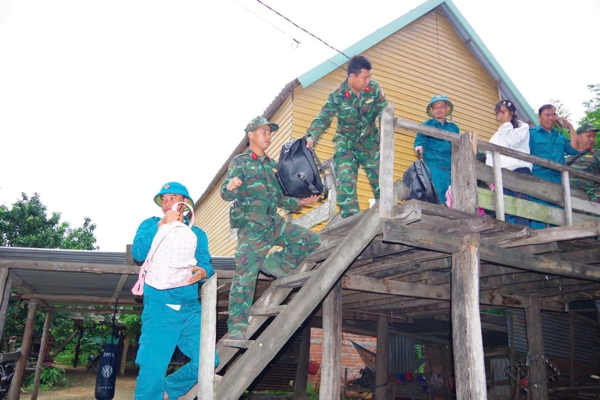 Lực lượng chức năng tỉnh Quảng Ngãi giúp người dân di chuyển đồ đạc đến nơi an toàn để tránh trú bão. Ảnh: L.K.