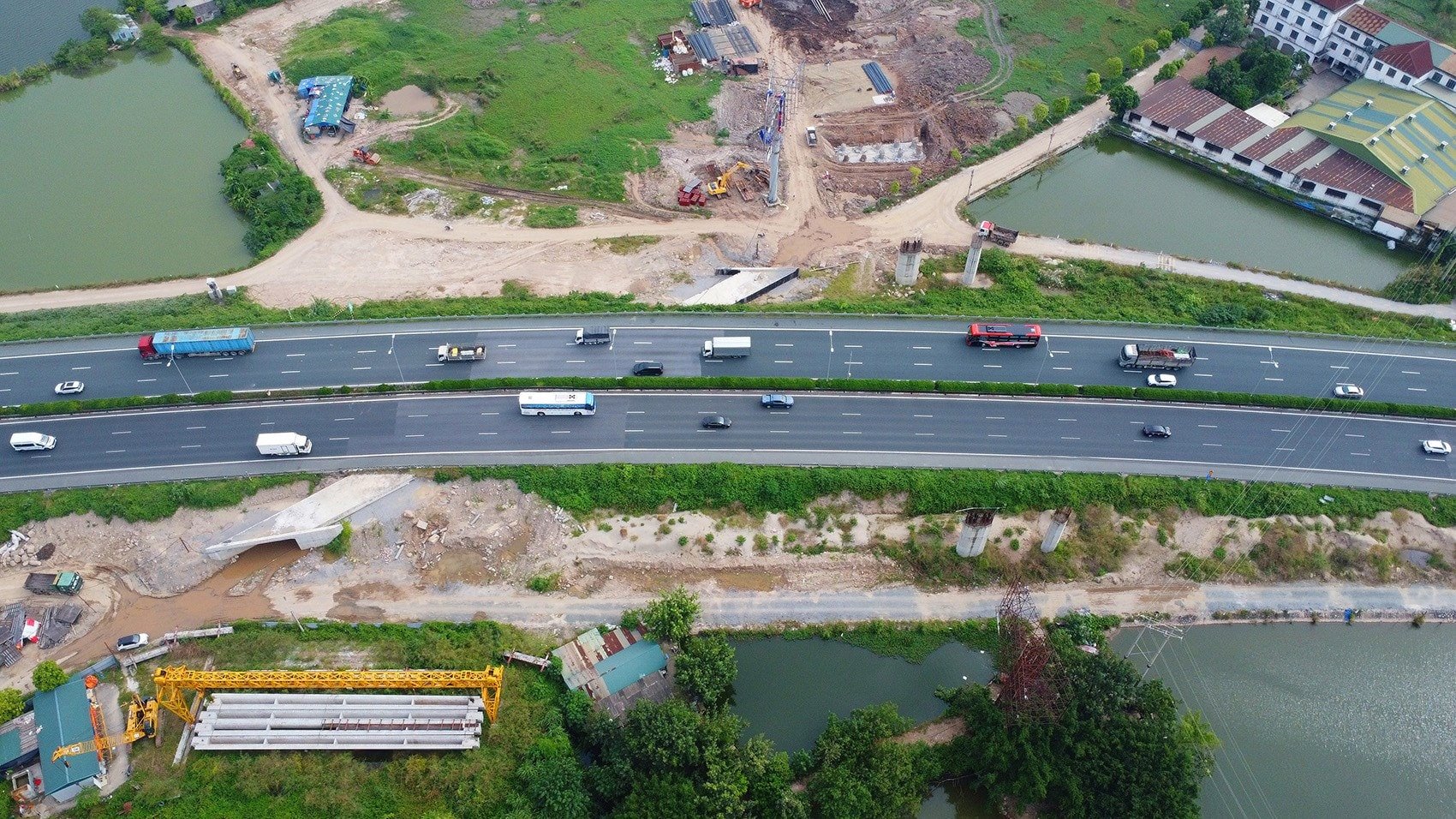 Die Brückenpfeiler an der Kreuzung mit der Schnellstraße Phap Van - Cau Gie befinden sich im Bau.