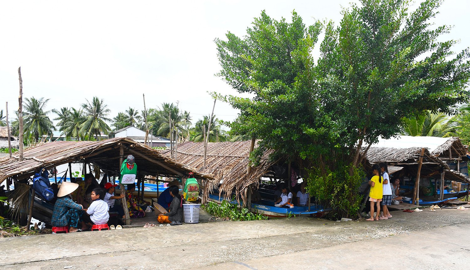 Οι μαθητές πηγαίνουν στο σχολείο με μοτοσικλέτα.JPG.jpg