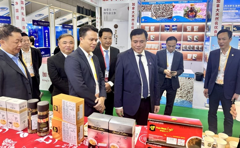 CIIE 2025 মেলার মাধ্যমে চীনা গ্রাহকদের কাছে ভিয়েতনামী পণ্য পৌঁছে দেওয়া - ছবি ১। Đưa hàng Việt tiếp cận người tiêu dùng Trung Quốc qua Hội chợ CIIE 2025- Ảnh 1.