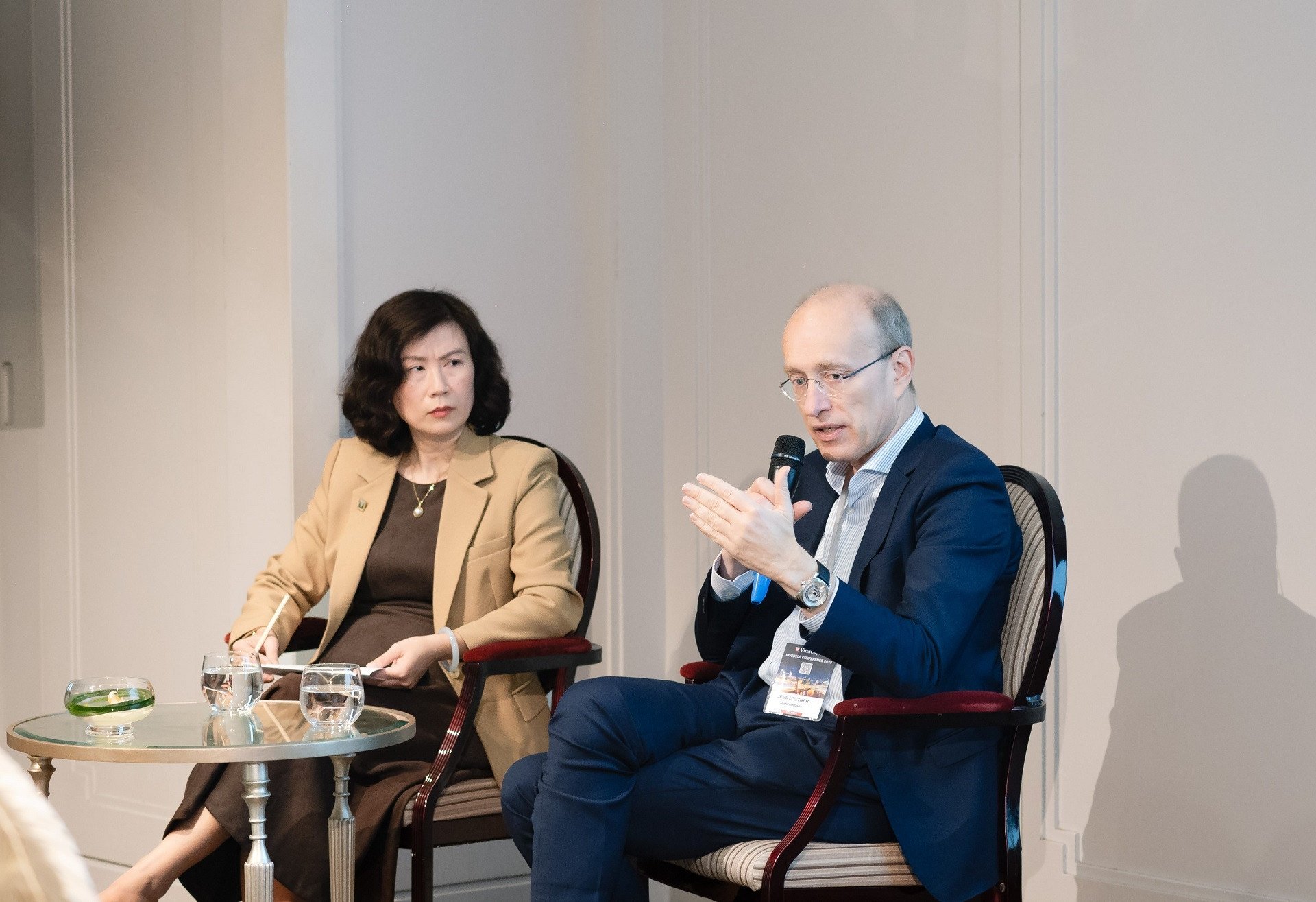 Пан Єнс Лоттнер, генеральний директор Techcombank, та пані Тху Нгуєн, заступниця генерального директора з управління активами VinaCapital 1.jpg