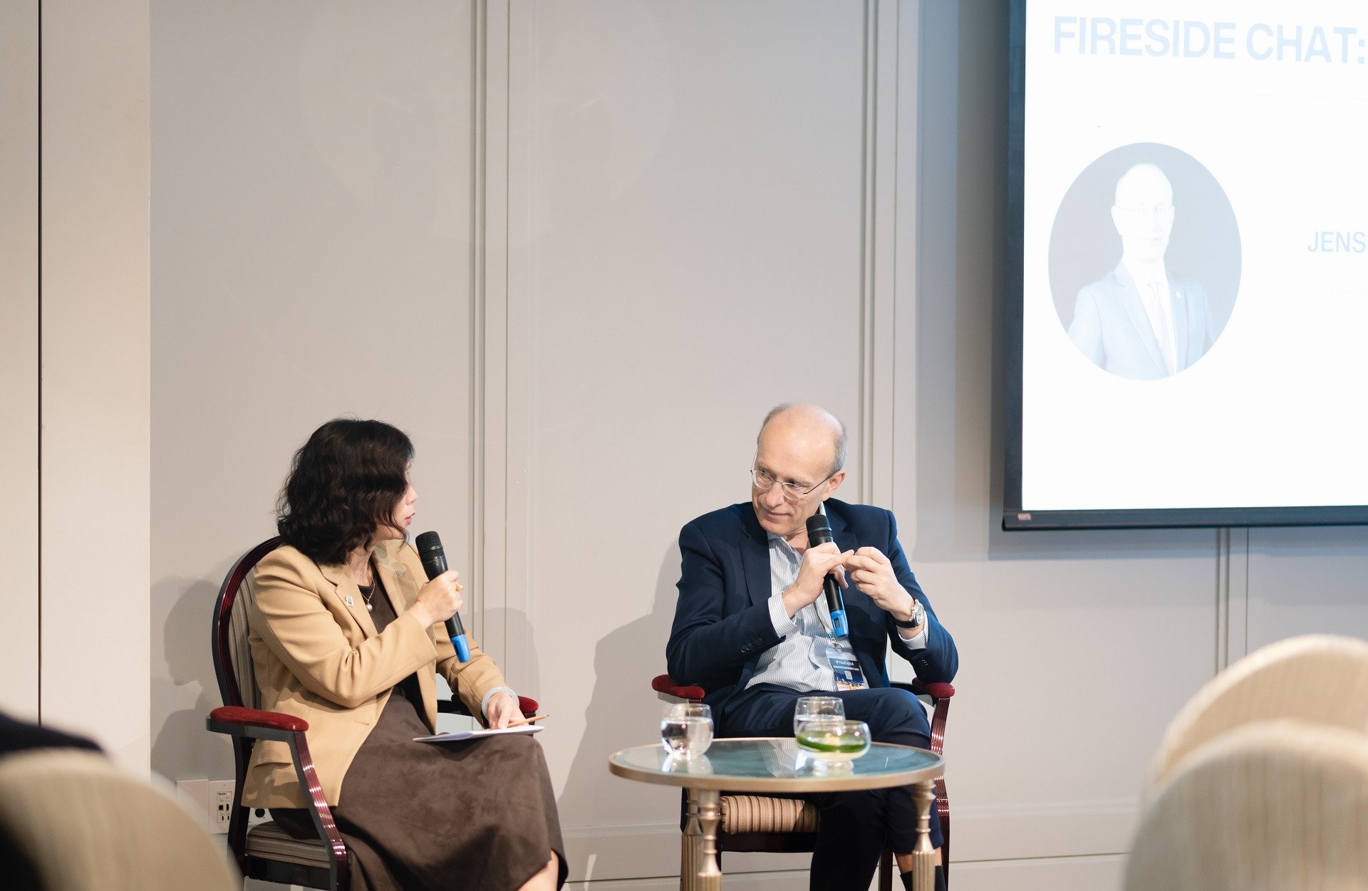 Пан Єнс Лоттнер, генеральний директор Techcombank, та пані Тху Нгуєн, заступниця генерального директора з управління активами VinaCapital 2.jpg