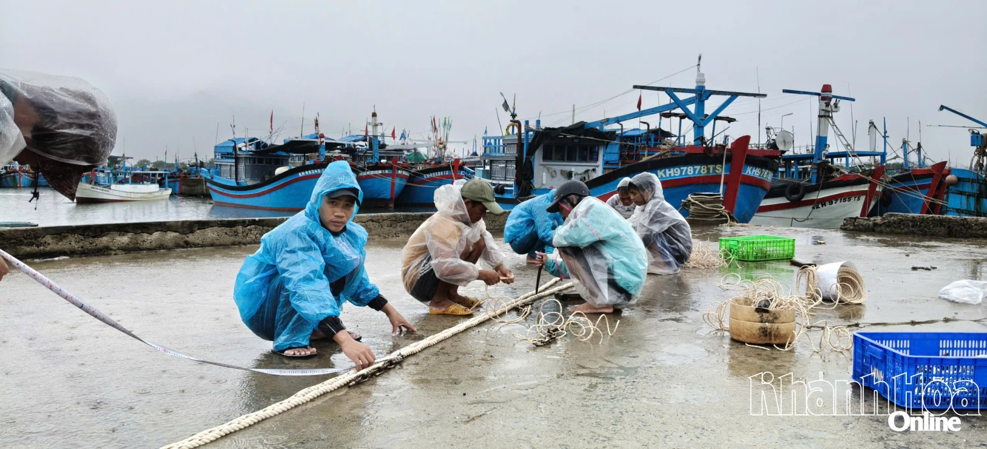 Rybáři v okrese Dong Ninh Hoa uvazují lodě, aby zabránili bouřím.