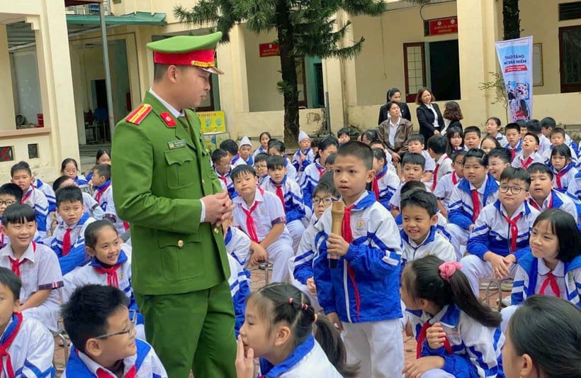 তুয়েন কোয়াং প্রাদেশিক পুলিশ শিক্ষার্থীদের কাছে আইন প্রচার করছে। ছবি: থাং চুং