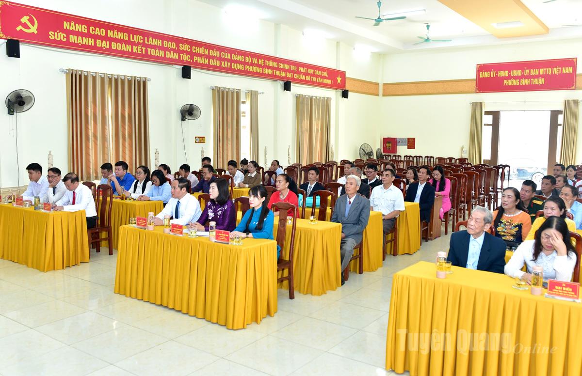 Místopředsedkyně Provinční lidové rady Pham Thi Minh Xuan se zúčastnila slavnostního předávání stranických odznaků ve stranickém výboru okresu Binh Thuan.