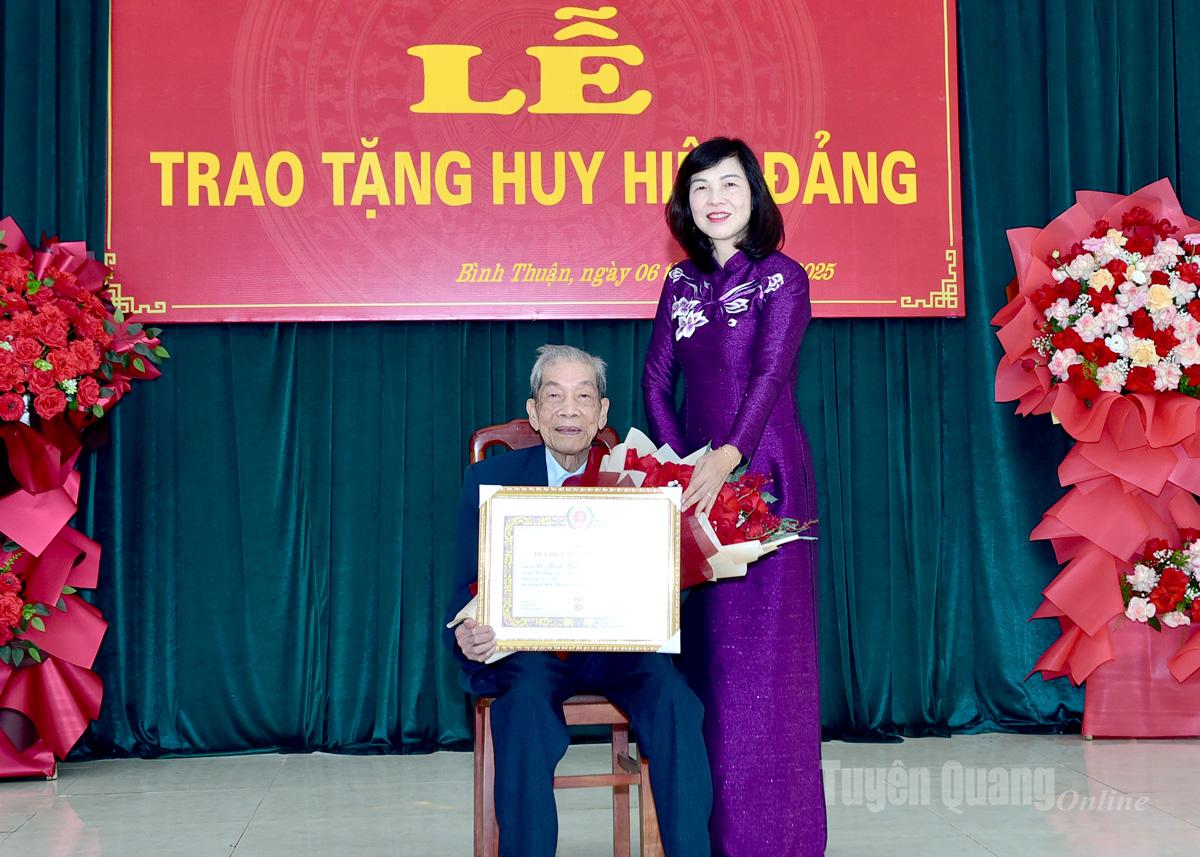 Místopředsedkyně Provinční lidové rady Pham Thi Minh Xuan udělila členovi strany Le Thanh Bongovi odznak k 70. výročí členství a darovala květiny k poblahopřání.