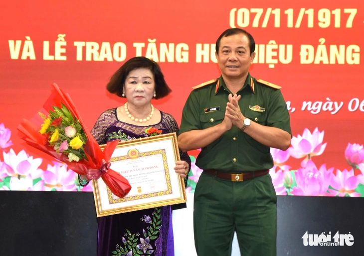 Phường Cầu Kiệu, TP.HCM trao Huy hiệu Đảng cho 30 đảng viên đợt 7-11 - Ảnh 5.