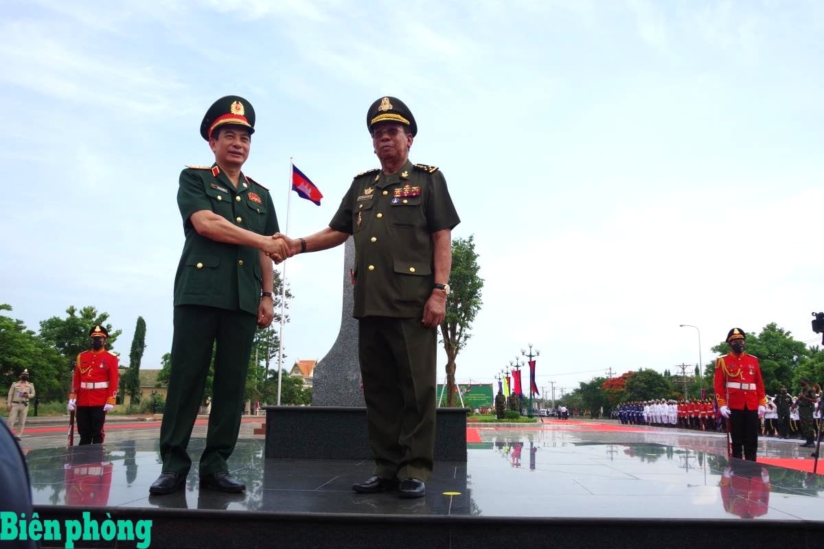 Bộ trưởng Quốc phòng Việt Nam Phan Văn Giang (bên trái) và Bộ trưởng Quốc phòng Campuchia Samdech Tea Banh gặp nhau trên biên giới tỉnh Bình Phước (nay là tỉnh Đồng Nai) tại Giao lưu hữu nghị Quốc phòng biên giới Việt Nam - Campuchia lần thứ nhất, tháng 5/2022. (Ảnh: Báo Biên phòng)