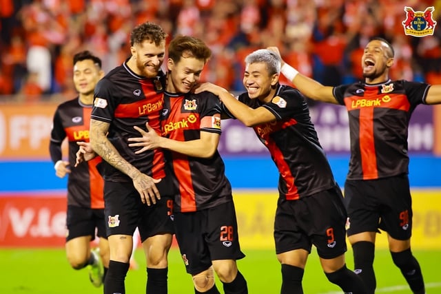 Nejnovější žebříček V-League: Ninh Binh „letí vysoko“ na vrcholu, HAGL na dně - Foto 1. Bảng xếp hạng V-League mới nhất: Ninh Bình 'bay cao' trên đỉnh, HAGL áp chót đáy- Ảnh 1.