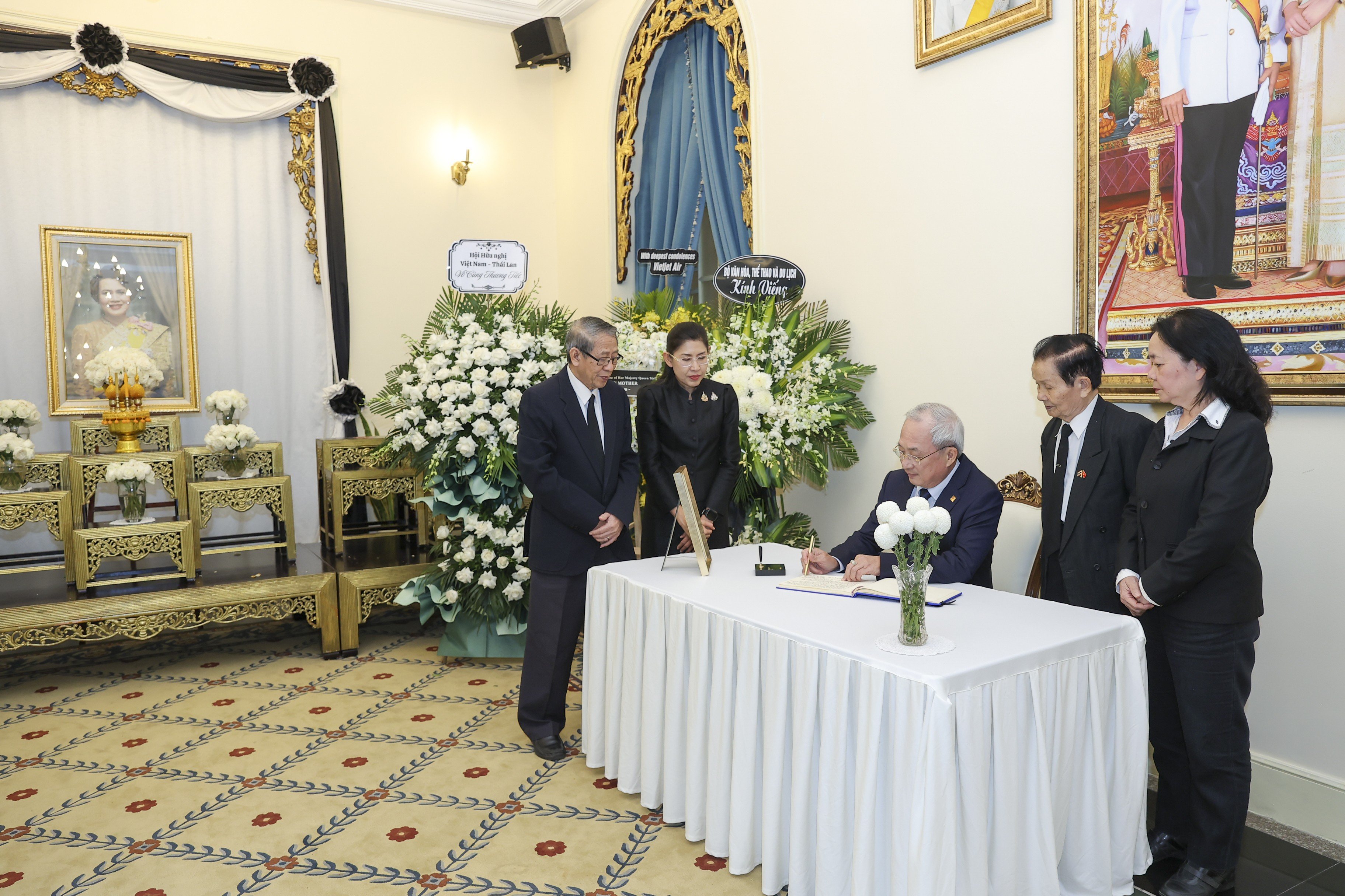 Herr Nguyen Van Thanh, ordförande för Vietnam-Thailand vänskapsföreningen, signerade kondoleansboken till minne av drottningmodern Sirikit av Thailand. (Foto: Dinh Hoa) Ông Nguyễn Văn Thành, Chủ tịch Hội hữu nghị Việt Nam - Thái Lan ghi sổ tang tưởng niệm Hoàng thái hậu Thái Lan Sirikit. (Ảnh: Đinh Hòa)