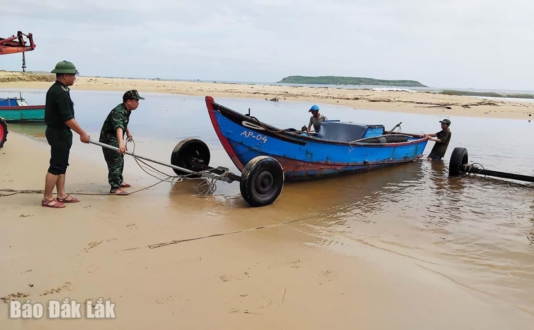 Boten in het Long Thuy-zeegebied werden aan land gebracht om de veiligheid tijdens stormen te garanderen.