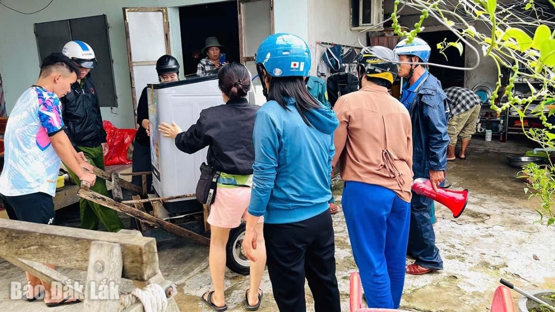 Lokale overheden helpen mensen in overstroomde gebieden om hun eigendommen in veiligheid te brengen.