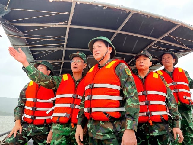 Фотосерія: Збройні сили підтримують ключові райони у реагуванні на шторм № 13 - Фото 1. Chùm ảnh: Lực lượng vũ trang hỗ trợ các địa bàn trọng điểm ứng phó bão số 13- Ảnh 1.