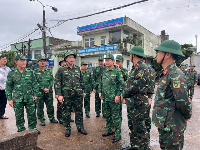 Фотосерія: Збройні сили підтримують ключові райони у реагуванні на шторм № 13 - Фото 2. Chùm ảnh: Lực lượng vũ trang hỗ trợ các địa bàn trọng điểm ứng phó bão số 13- Ảnh 2.