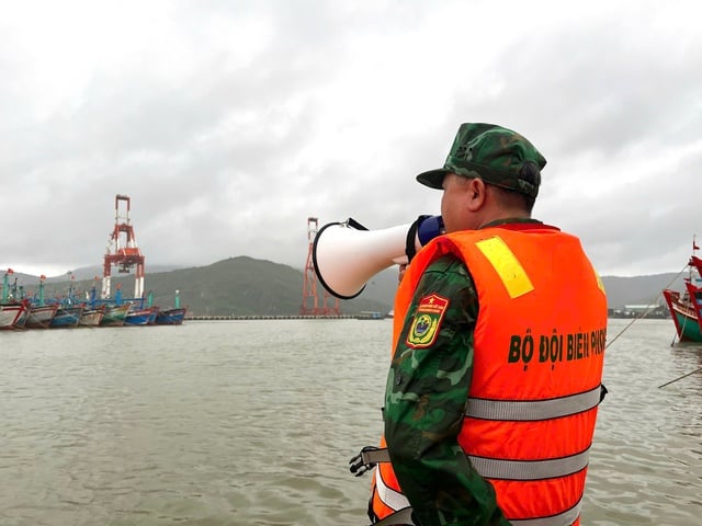 Фотосерія: Збройні сили підтримують ключові райони у реагуванні на шторм № 13 - Фото 3. Chùm ảnh: Lực lượng vũ trang hỗ trợ các địa bàn trọng điểm ứng phó bão số 13- Ảnh 3.