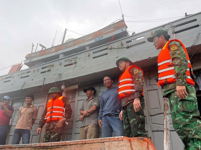 Фотосерія: Збройні сили підтримують ключові райони у реагуванні на шторм № 13 - Фото 4. Chùm ảnh: Lực lượng vũ trang hỗ trợ các địa bàn trọng điểm ứng phó bão số 13- Ảnh 4.
