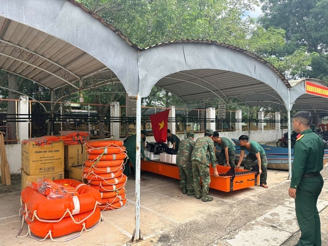 Фотосерія: Збройні сили підтримують ключові райони у реагуванні на шторм № 13 - Фото 6. Chùm ảnh: Lực lượng vũ trang hỗ trợ các địa bàn trọng điểm ứng phó bão số 13- Ảnh 6.