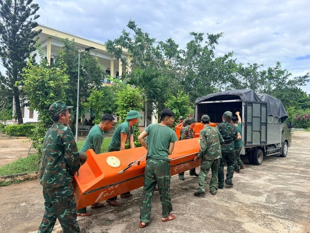 Фотосерія: Збройні сили підтримують ключові райони у реагуванні на шторм № 13 - Фото 7. Chùm ảnh: Lực lượng vũ trang hỗ trợ các địa bàn trọng điểm ứng phó bão số 13- Ảnh 7.