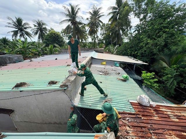 Фотосерія: Збройні сили підтримують ключові райони у реагуванні на шторм № 13 - Фото 8. Chùm ảnh: Lực lượng vũ trang hỗ trợ các địa bàn trọng điểm ứng phó bão số 13- Ảnh 8.
