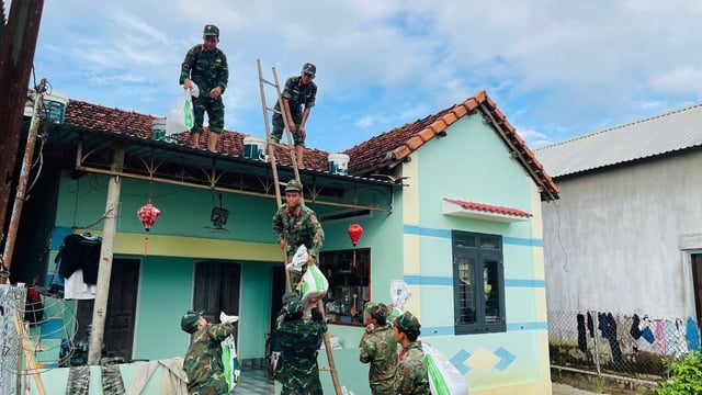 Фотосерія: Збройні сили підтримують ключові райони у реагуванні на шторм № 13 - Фото 9. Chùm ảnh: Lực lượng vũ trang hỗ trợ các địa bàn trọng điểm ứng phó bão số 13- Ảnh 9.