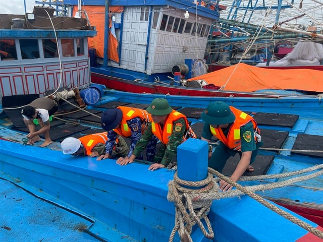 Фотосерія: Збройні сили підтримують ключові райони у реагуванні на шторм № 13 - Фото 10. Chùm ảnh: Lực lượng vũ trang hỗ trợ các địa bàn trọng điểm ứng phó bão số 13- Ảnh 10.