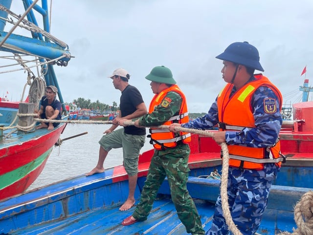 Фотосерія: Збройні сили підтримують ключові райони у реагуванні на шторм № 13 - Фото 11. Chùm ảnh: Lực lượng vũ trang hỗ trợ các địa bàn trọng điểm ứng phó bão số 13- Ảnh 11.