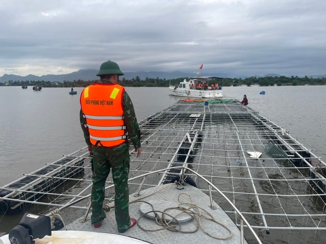 Фотосерія: Збройні сили підтримують ключові райони у реагуванні на шторм № 13 - Фото 12. Chùm ảnh: Lực lượng vũ trang hỗ trợ các địa bàn trọng điểm ứng phó bão số 13- Ảnh 12.