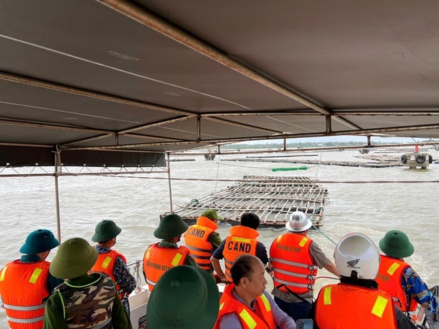 Фотосерія: Збройні сили підтримують ключові райони у реагуванні на шторм № 13 - Фото 13. Chùm ảnh: Lực lượng vũ trang hỗ trợ các địa bàn trọng điểm ứng phó bão số 13- Ảnh 13.