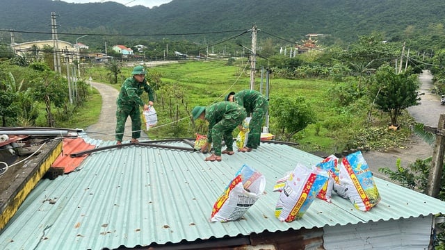 Серія фотографій: Збройні сили підтримують ключові райони у реагуванні на шторм № 13 - Фото 14. Chùm ảnh: Lực lượng vũ trang hỗ trợ các địa bàn trọng điểm ứng phó bão số 13- Ảnh 14.