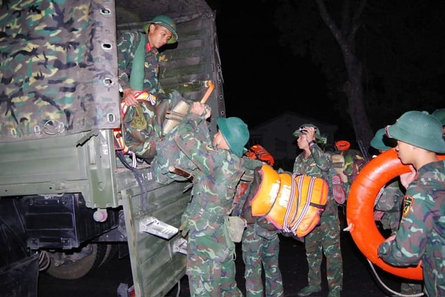 Фотосерія: Збройні сили підтримують ключові райони у реагуванні на шторм № 13 - Фото 16. Chùm ảnh: Lực lượng vũ trang hỗ trợ các địa bàn trọng điểm ứng phó bão số 13- Ảnh 16.