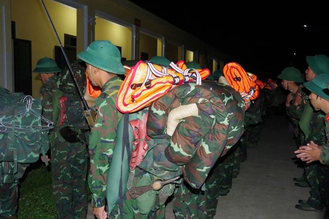 Фотосерія: Збройні сили підтримують ключові райони у реагуванні на шторм № 13 - Фото 17. Chùm ảnh: Lực lượng vũ trang hỗ trợ các địa bàn trọng điểm ứng phó bão số 13- Ảnh 17.