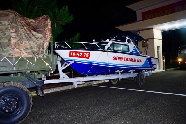 Фотосерія: Збройні сили підтримують ключові райони у реагуванні на шторм № 13 - Фото 18. Chùm ảnh: Lực lượng vũ trang hỗ trợ các địa bàn trọng điểm ứng phó bão số 13- Ảnh 18.