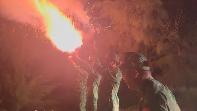 Фотосерія: Збройні сили підтримують ключові райони у реагуванні на шторм № 13 - Фото 19. Chùm ảnh: Lực lượng vũ trang hỗ trợ các địa bàn trọng điểm ứng phó bão số 13- Ảnh 19.