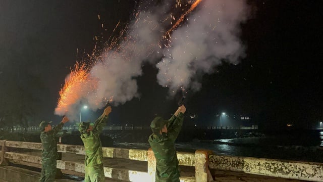 Фотосерія: Збройні сили підтримують ключові райони у реагуванні на шторм № 13 - Фото 20. Chùm ảnh: Lực lượng vũ trang hỗ trợ các địa bàn trọng điểm ứng phó bão số 13- Ảnh 20.