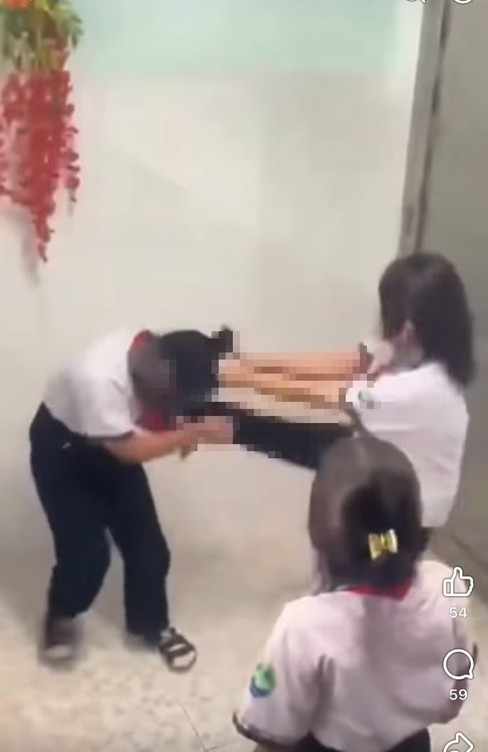 Nữ sinh bị đánh trong nhà vệ sinh trường học ở TP HCM: Những học sinh đứng quay clip cũng bị xử lý - Ảnh 1.