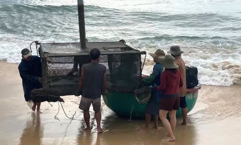 Invånarna i Dak Lak flyttade snarast burar och flottar för att säkra sin egendom före storm nr 13. Foto: Manh Hoai Nam. Người dân Đắk Lắk khẩn trương di dời lồng bè để đảm bảo tài sản trước bão số 13. Ảnh: Mạnh Hoài Nam.