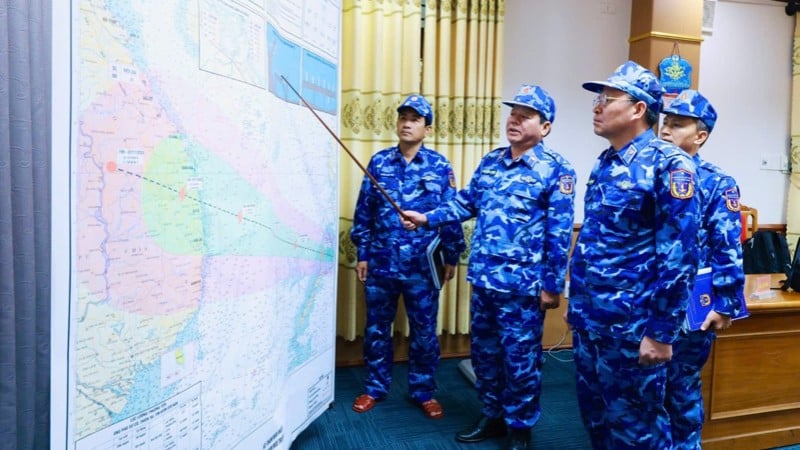 میجر جنرل لی ڈنہ کوونگ سمندری چارٹ پر طوفان نمبر 3 کو روکنے اور اس سے نمٹنے کے منصوبے کی جانچ کر رہے ہیں۔