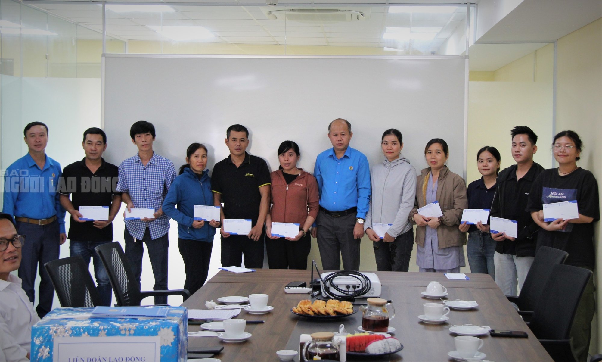 Nữ công nhân òa khóc khi nhận hỗ trợ lũ lụt từ Công đoàn Đà Nẵng - Ảnh 1.