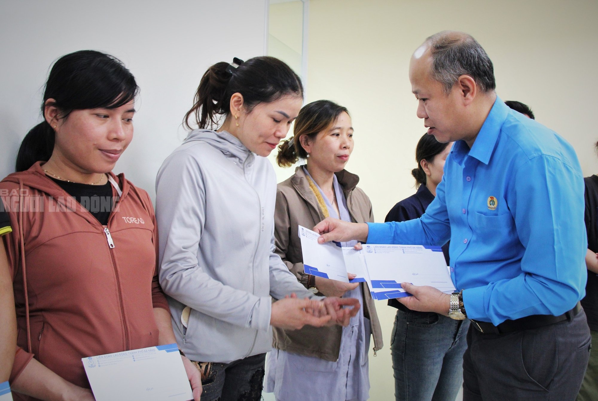 Nữ công nhân òa khóc khi nhận hỗ trợ lũ lụt từ Công đoàn Đà Nẵng - Ảnh 2.