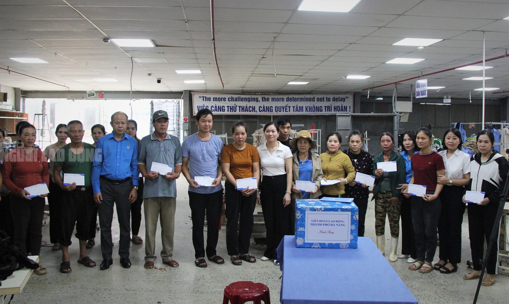 Nữ công nhân òa khóc khi nhận hỗ trợ lũ lụt từ Công đoàn Đà Nẵng - Ảnh 6.