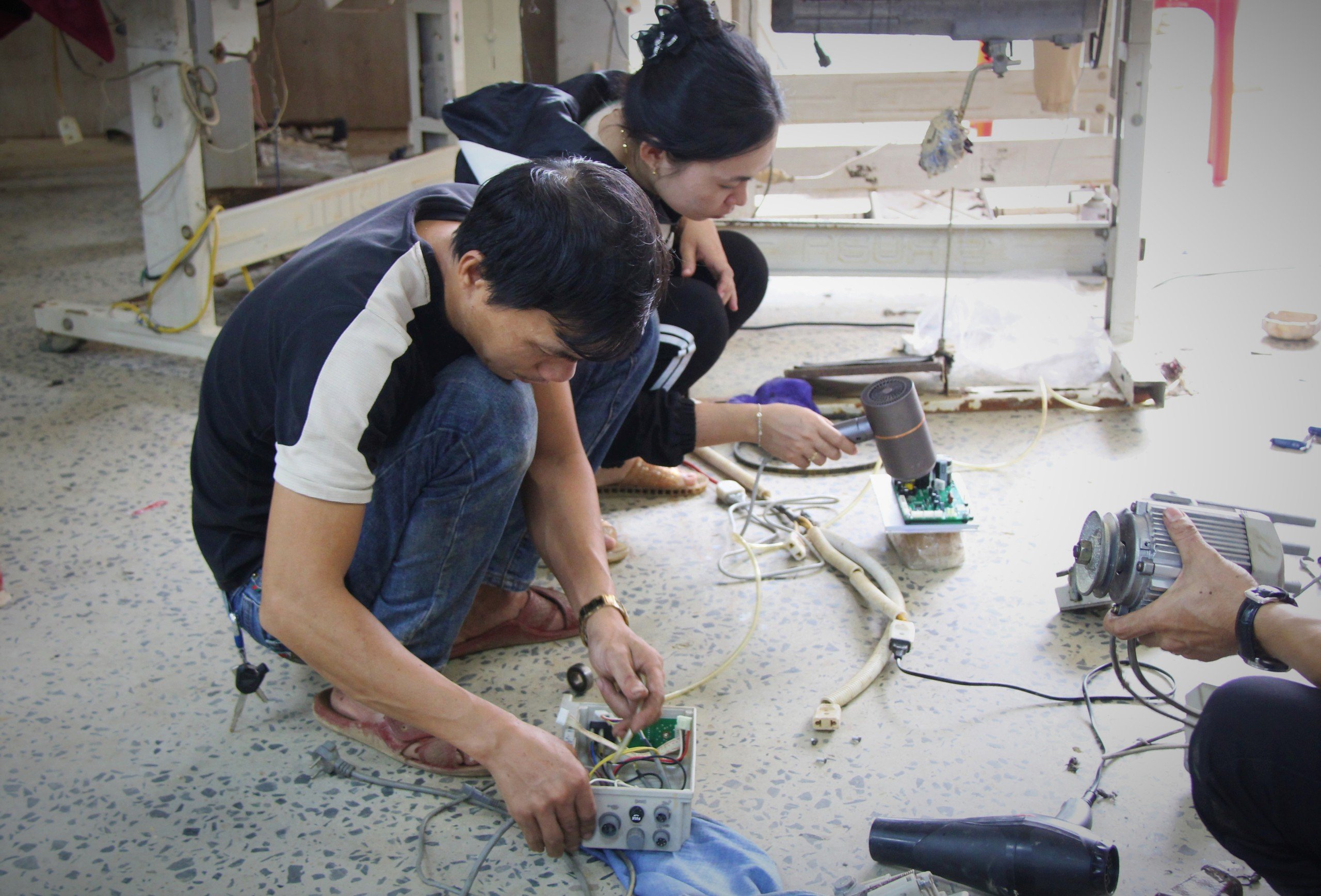 Nữ công nhân òa khóc khi nhận hỗ trợ lũ lụt từ Công đoàn Đà Nẵng - Ảnh 7.