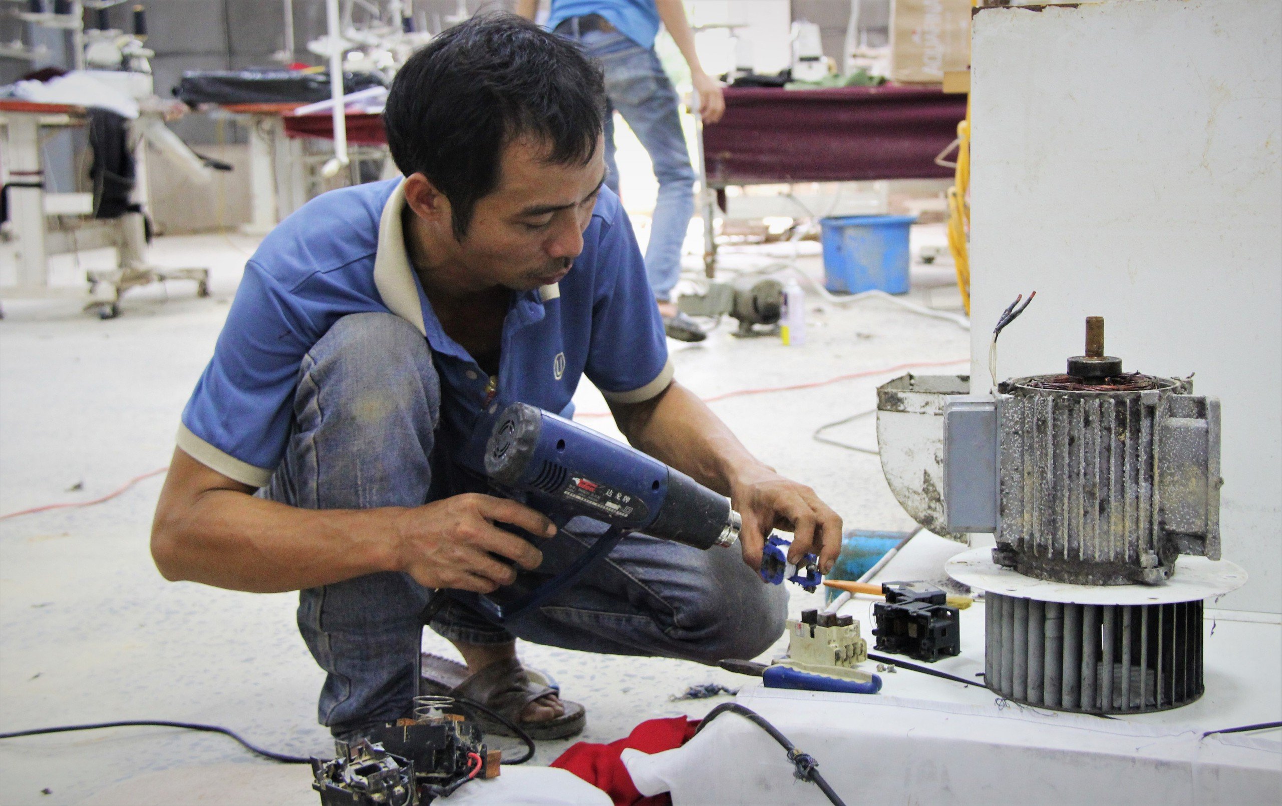 Nữ công nhân òa khóc khi nhận hỗ trợ lũ lụt từ Công đoàn Đà Nẵng - Ảnh 8.