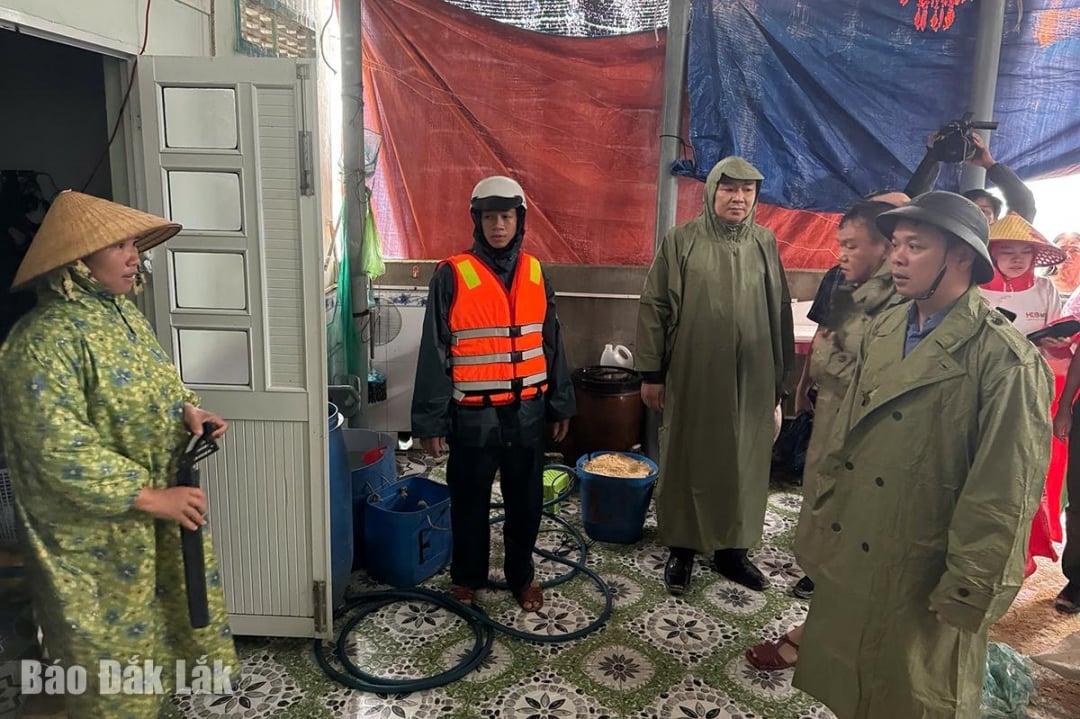 Zástupce tajemníka provinčního výboru strany Do Huu Huy navštívil domy lidí a nařídil místním úřadům, aby jim pomohly s přesunem jejich majetku na bezpečné místo.