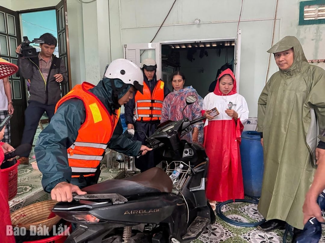 Místní úřady pomohly lidem s převozem jejich majetku.