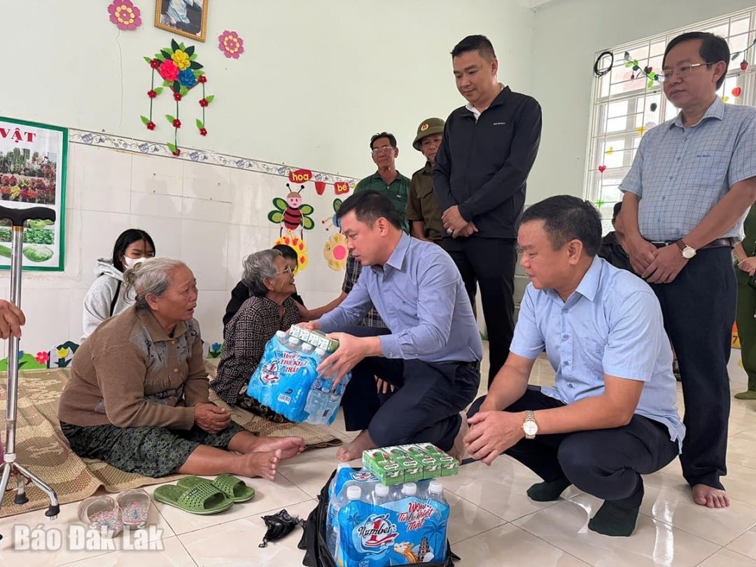 Zástupce tajemníka provinčního výboru strany Do Huu Huy předal lidem v sídle rezidenční skupiny Phuoc Ly jídlo a nezbytné věci.