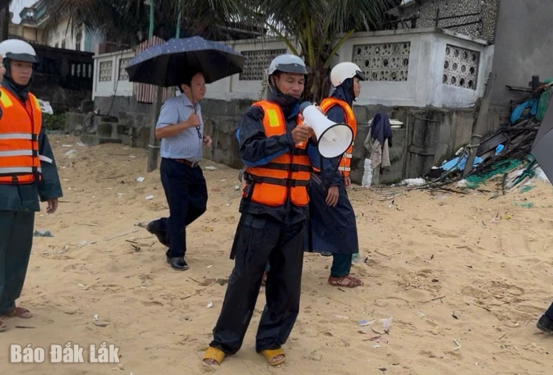 Místní úřady nadále vysílají varování před bouřkami v obytných oblastech.