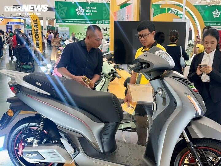 Många kunder uttryckte starkt intryck av den kompakta designen, den varierade färgpaletten, den vattentäta motorn enligt IP67-klassningen och LFP-batteritekniken som hjälper fordonet att fungera stabilt och vara mer miljövänligt. (Foto: Manh Hung)