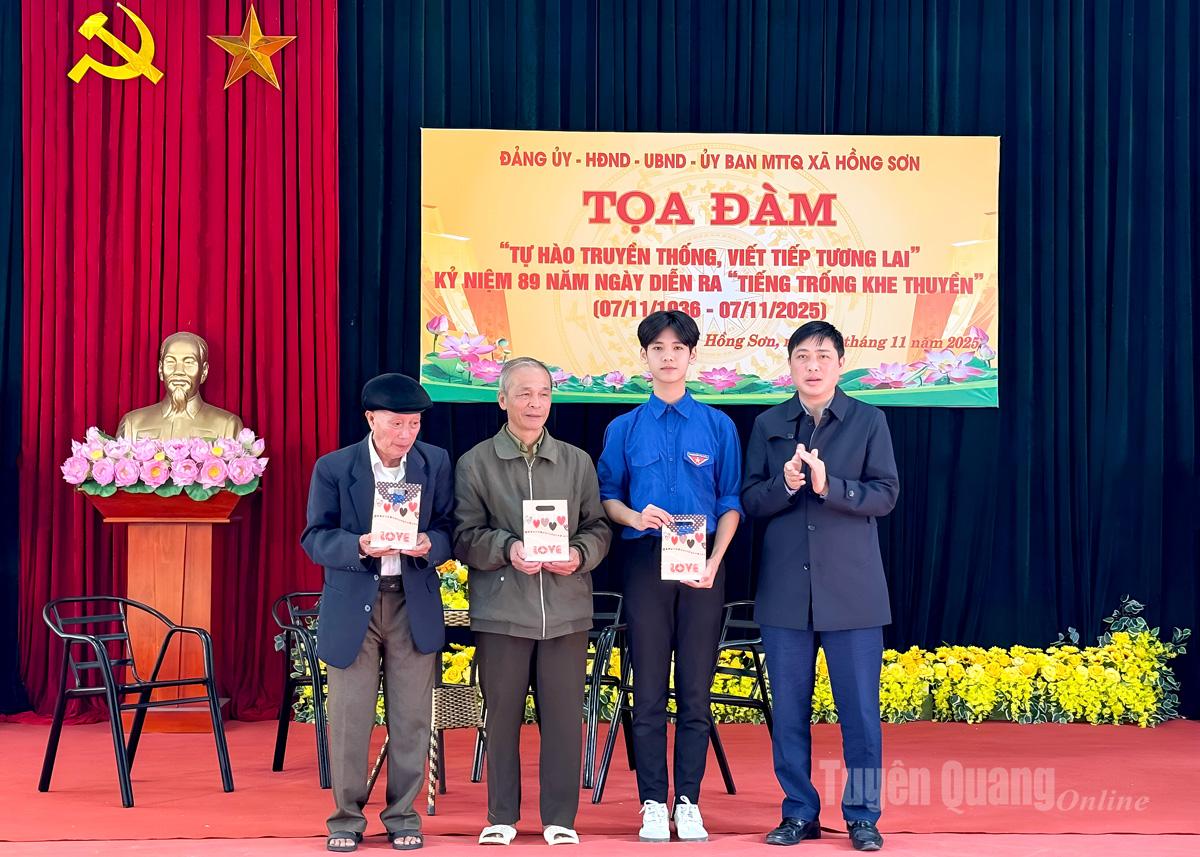 ថ្នាក់ដឹកនាំឃុំ ហុង សឺន ជូនសៀវភៅដល់ប្រតិភូ។