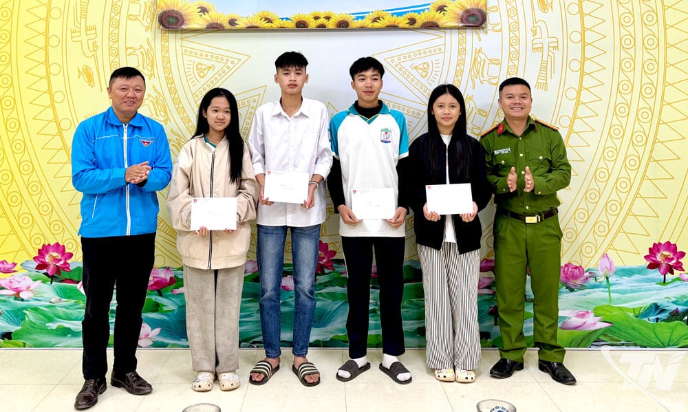 उन छात्रों के समूह की सराहना की जानी चाहिए जिन्होंने खोया हुआ पैसा उठाकर उसके मालिक को लौटा दिया और एक अच्छा काम किया।