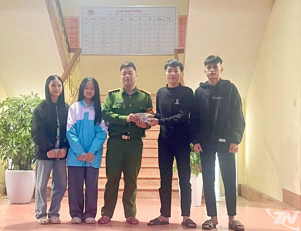 छात्रों के समूह ने जो पैसा पाया उसे डैन टिएन कम्यून पुलिस को सौंप दिया।